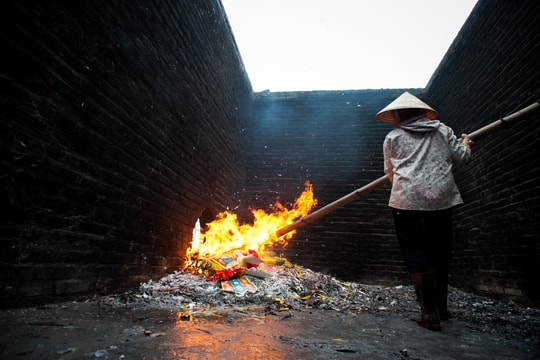 Nhiều gia đình “đốt” hàng chục triệu đồng theo tục hóa vàng mã