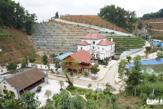 Nếu chỉ có lương thì đào đâu ra biệt phủ