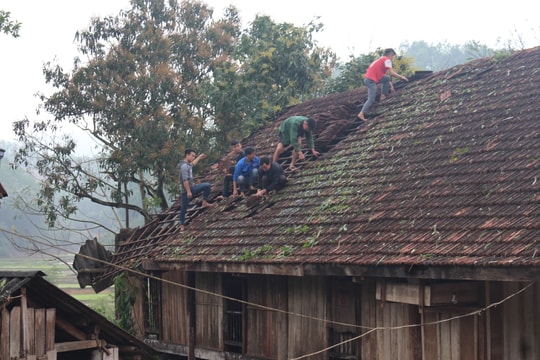 Bộ đội, thanh niên giúp dân khắc phục hậu quả lốc xoáy