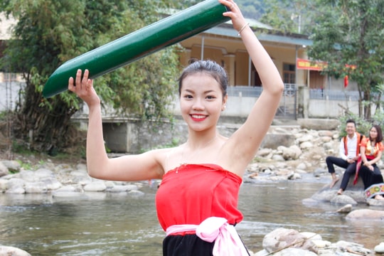 Thiếu nữ Thái căng tràn sức sống khoe sắc đầu xuân ở Nghệ An