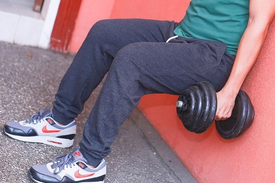 Bài tập đơn giản giúp phái mạnh giảm béo bụng và săn cơ đùi