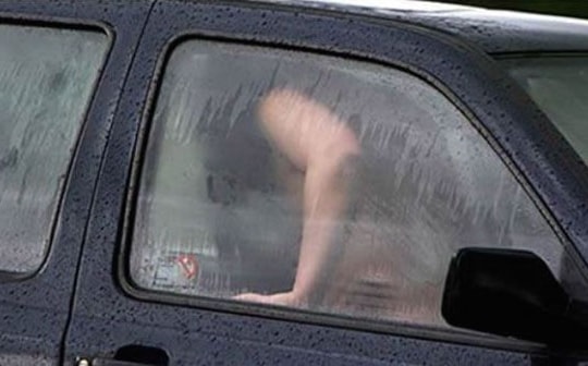 Cặp đôi chết vì ngộ độc khí khi làm 'chuyện ấy' trên ô tô bật điều hòa