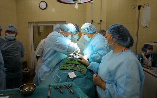 Chồng đánh bác sĩ rách đầu vì không được ghi hình vợ đẻ