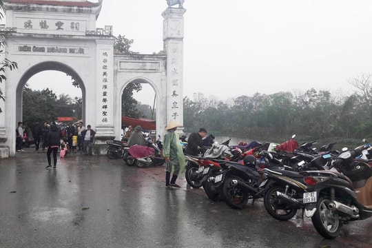 Nghệ An: Bát nháo thu phí giữ xe ở đền chùa đầu năm