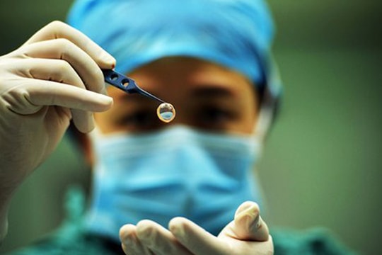 Bé 7 tuổi Hà Nội hiến giác mạc: ‘Con tặng lại ánh sáng cho bạn khác nhé’