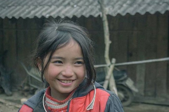 Nụ cười của bé gái người Mông làm “đốn tim” dân mạng