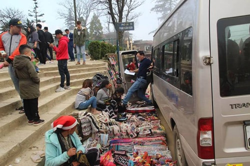 Tranh cãi việc tài xế thản nhiên đỗ xe, bước qua sạp hàng rong trên vỉa hè 