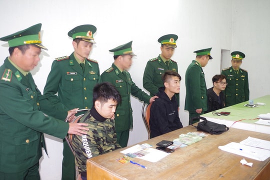 Rút tiền bằng thẻ ATM giả, 3 người Trung Quốc bị bắt