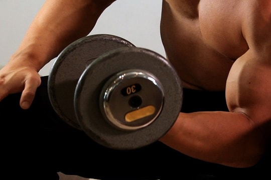 Hướng dẫn tập tạ tay tại nhà đúng cách cho đàn ông