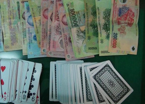 Phó Bí thư xã và nhiều cán bộ mất chức vì đánh bạc