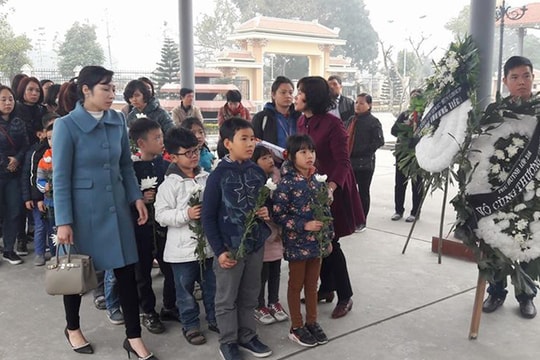 Bé 7 tuổi hiến giác mạc: Bộ trưởng âu yếm gọi “con gái nhỏ“