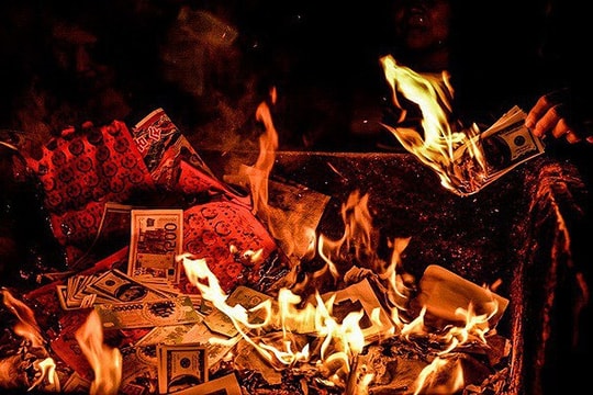 Mỗi năm dân ta đốt 5.000 tỷ đồng vàng mã?