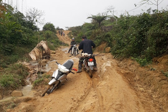 Lội bùn, vượt rừng vận động học sinh trở lại trường sau Tết