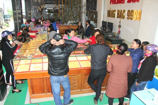Người dân miền núi mua vàng giá cao trong ngày Thần Tài