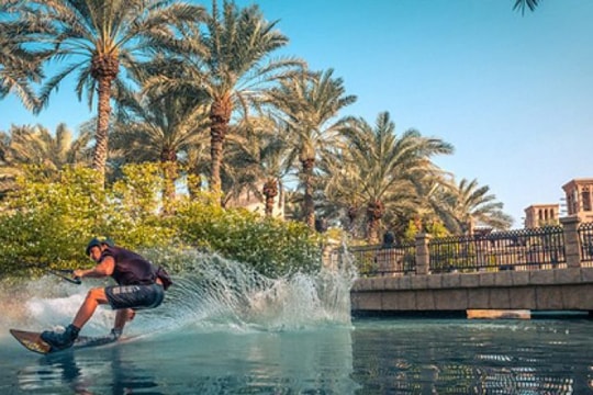 Chàng trai Mỹ xoay 540 độ trên ván lướt đại náo kênh Dubai