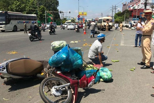 Nguyên nhân xe khách tông hàng loạt xe máy dừng đèn đỏ