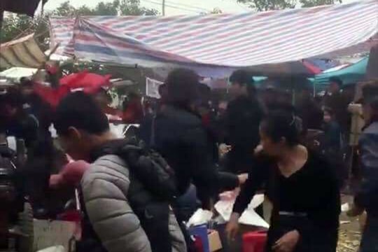 Nam thanh niên bị đánh gục trong lúc đi chùa