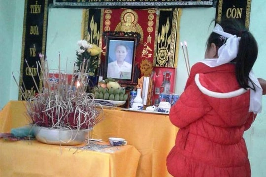 Hai trẻ mồ côi mẹ sau vụ tai nạn xe ô tô lật ngửa