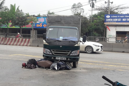 Chiếc xe máy nằm dưới gầm xe tải sau cú va chạm mạnh