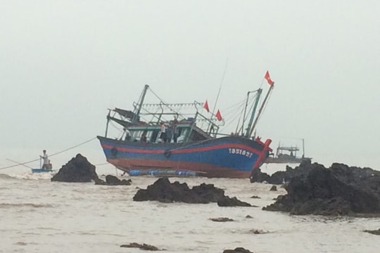 Sau một ngày giải cứu, tàu cá va đá ngầm vẫn trong vùng nguy hiểm