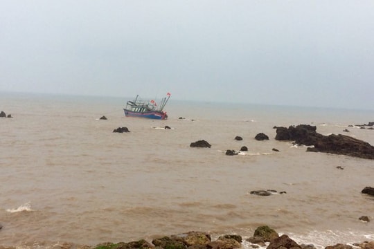 Tàu cá va vào bãi đá ngầm, 2 ngư dân được cứu sống trong đêm