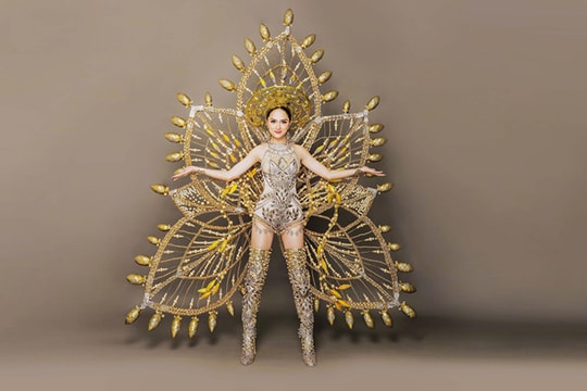 Hương Giang Idol hé lộ bộ trang phục dân tộc nặng 55kg ở Hoa hậu chuyển giới