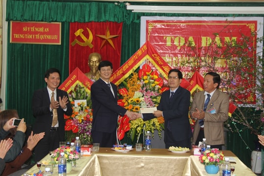 Đồng chí Lê Xuân Đại chúc mừng các đơn vị y tế ở Quỳnh Lưu