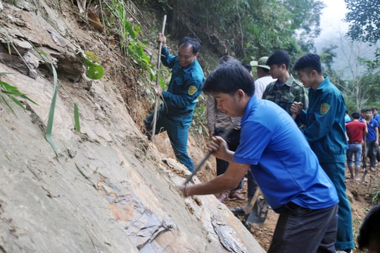 Khoét núi mở đường vào bản vùng sâu