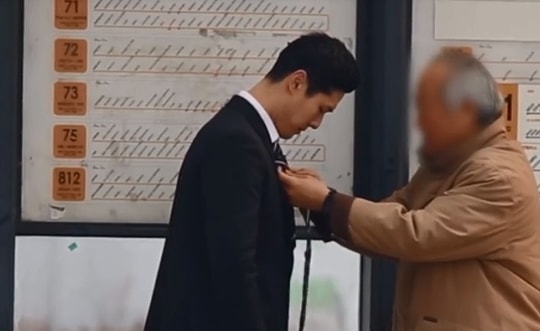 Cảm động cử chỉ ấm áp dành cho chàng trai đi xin việc