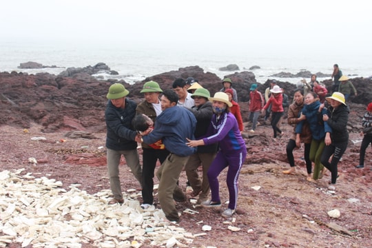 Nghệ An: Người đàn ông đi bắt ốc, bị sóng biển cuốn trôi