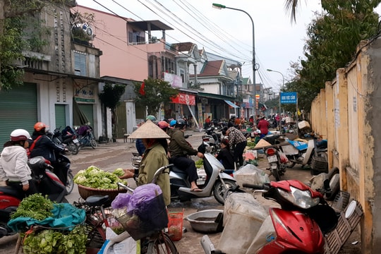 TP Vinh: Lòng đường biến thành chợ