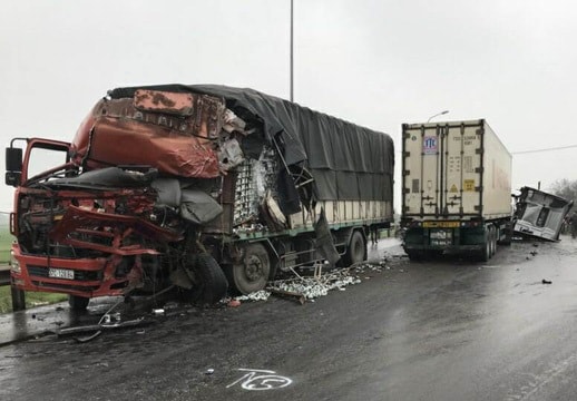 Container và xe tải đâm nhau trên đường tránh Vinh, cabin gãy, nát bét