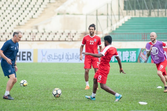 Cận cảnh dàn sao đội bóng 'đại gia' Malaysia đến tập trên sân Vinh 