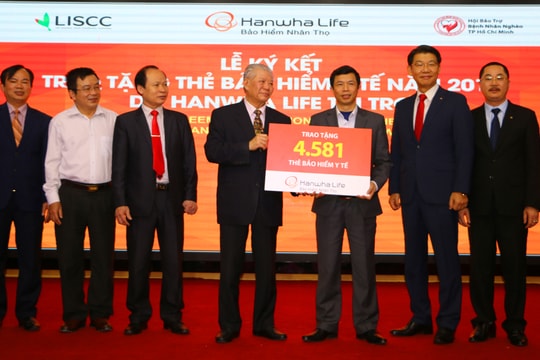 4.581 người cận nghèo Nghệ An được trao thẻ Bảo hiểm Y tế năm 2018