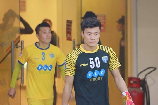 HLV thủ môn U23 Việt Nam bảo vệ Bùi Tiến Dũng