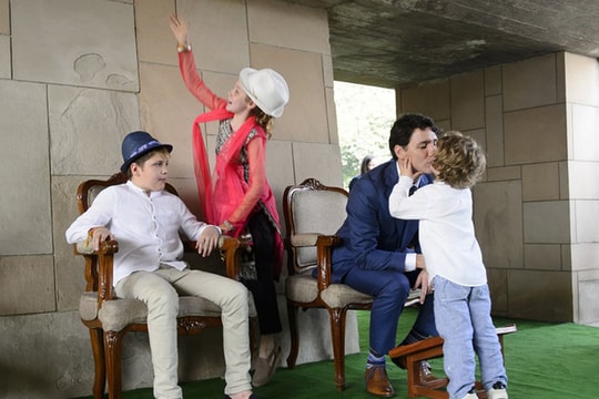 Con trai 3 tuổi của thủ tướng Canada gây sốt tại Ấn Độ