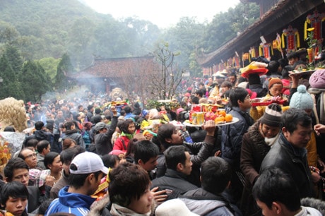 Khẩn trương kiểm tra, xử lý cán bộ phớt lờ lệnh cấm, đi lễ chùa giờ hành chính