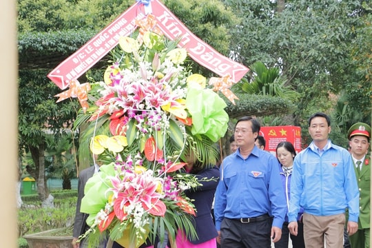 Bí thư thứ nhất Trung ương Đoàn dâng hoa tại Khu Di tích Kim Liên