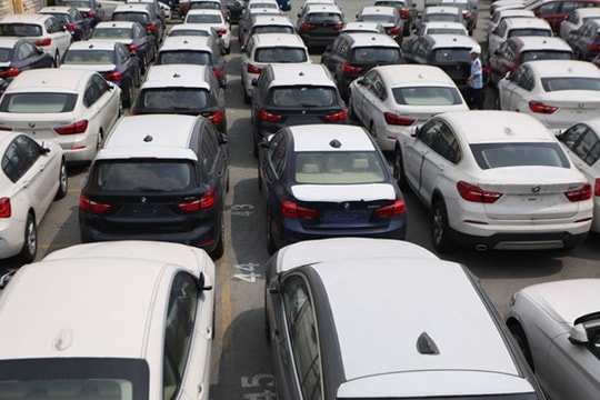 Giá xe nhập khó giảm sâu