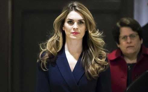 Nữ phụ tá xinh đẹp của ông Trump đột ngột xin từ chức