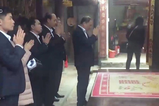 Đình chỉ Giám đốc điện lực đi lễ trong giờ hành chính