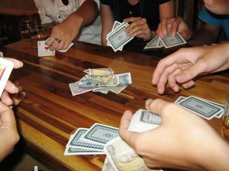 Bắt quả tang 8 đối tượng đang say sưa sát phạt tại nhà riêng