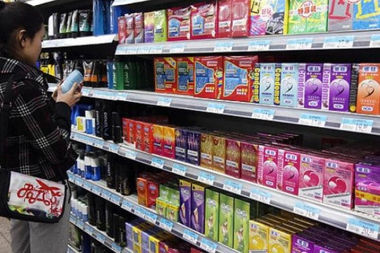 Bộ trưởng Zimbabwe chê bao cao su Trung Quốc quá nhỏ