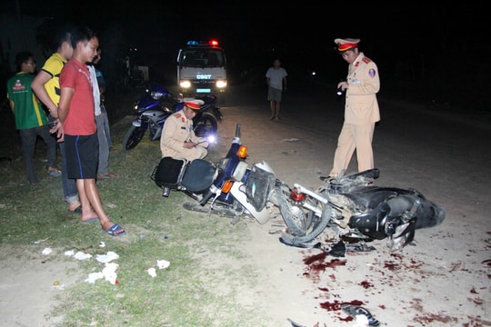 2 xe máy tông nhau, 3 người nhập viện cấp cứu 