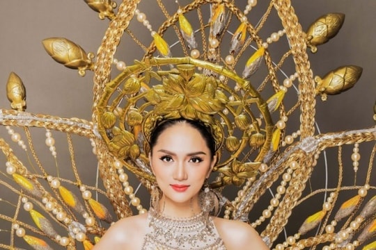 Hương Giang lấn át dàn thí sinh trong phần thi trang phục dân tộc