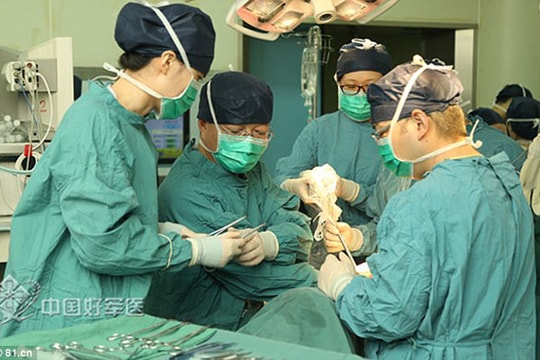 Cô gái nhận tử cung cấy ghép của mẹ để thỏa ước nguyện sinh con