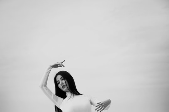 Diễm My 9X khoe vẻ đẹp mong manh trong áo dài trắng