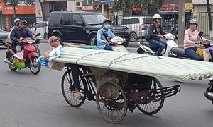 Cám cảnh cụ ông nằm ngửa đạp xích lô chở tôn trên phố