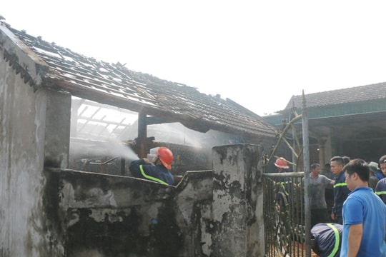 Hàng trăm người dân dập lửa vụ cháy chuồng trâu