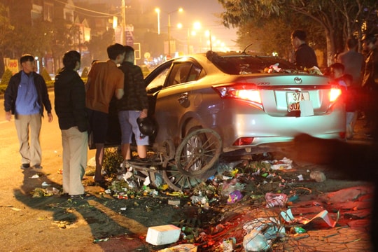 Ô tô lao vào xe rác, công nhân môi trường thoát nạn